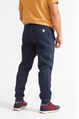 Pantalón de jogging verde oliva de felpa, corte skinny, con puños ajustados, cordón ajustable en la cintura, bolsillos laterales y logo de goma en el bolsillo trasero.