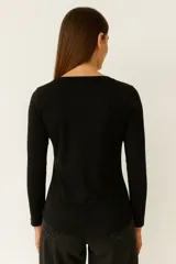 Remera de manga larga color blanco, de corte ajustado al cuerpo y cuello redondo.