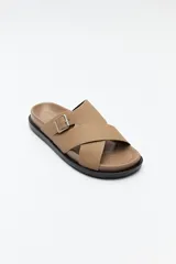 Sandalia negra con tiras cruzadas y hebilla metálica lateral.