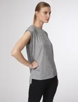 Blusa sin mangas de tejido canale color gris, con cuello redondo y diseño ajustado.