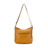 Bandolera de cuero sintético color mostaza, con dos bolsillos frontales con cierre, apertura superior con cierre, división interna y bolsillo trasero con cierre. Incluye correa larga regulable combinada en tonos mostaza y beige.