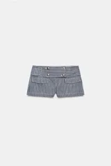 Shorts de tiro bajo a rayas azul marino y blancas, con cinturón ancho decorado con botones metálicos en el frente y bolsillos con solapa.