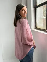 Camisa de lino color rosado, con cuello mao, mangas 3/4 y cierre frontal con botones nacarados.