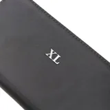 Billetera negra con cierre perimetral, asa de mano y logo "XL" estampado en el frente.