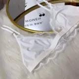 Bralette de diseño triangular confeccionado en lycra y encaje, con breteles regulables y terminaciones delicadas.