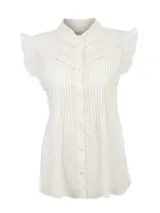 Blusa blanca de algodón orgánico con cuello alto, detalles de bordados y calados decorativos en el canesú, y mangas cortas con volados.
