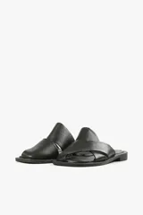 Sandalias planas de cuero color blanco hueso, con dos tiras anchas cruzadas en la parte superior y diseño minimalista.