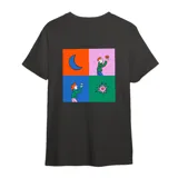 Remera manga corta color gris oscuro con un estampado gráfico en la espalda dividido en cuatro paneles: una luna creciente naranja, una figura humana sosteniendo un objeto en un fondo rosa, otra figura humana sosteniendo un objeto en un fondo azul, y una flor estilizada en un fondo verde.