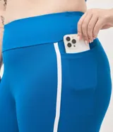 Pantalón legging deportivo Get Over de color azul, confeccionado en microfibra con cintura alta y ancha, recortes anatómicos y bies contrastante blanco a los lados.