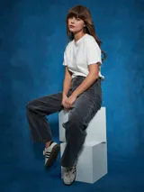 Jean Lerna Straight de corte recto, color negro con efecto lavado acid wash y tiro medio.