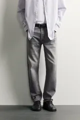 Jeans regular fit confeccionados en denim de algodón celeste con efecto lavado, de cinco bolsillos y cierre frontal con cremallera y botón.