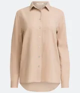 Camisa básica Marfinno de manga larga con cuello camisero y botonadura frontal, confeccionada en tejido de viscolino color beige, con diseño liso y corte de barra mullet.