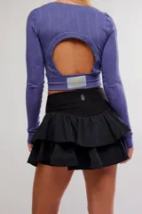 Skort corto de color blanco con diseño de doble vuelo y volados escalonados en la falda.