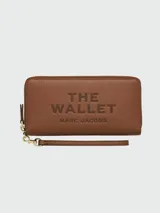 Billetera Marc Jacobs modelo The Continental, de diseño rectangular con cierre perimetral dorado. El interior cuenta con múltiples ranuras para tarjetas, compartimentos para billetes y un bolsillo central con cierre.