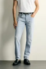 Jeans slim fit de tiro medio, color celeste claro con efecto lavado. Confeccionados en tejido elástico, cuentan con diseño de cinco bolsillos y cierre frontal con cremallera y botón metálico.