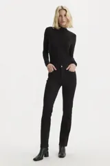 Jeans negros de tiro alto, ajustados en cadera y muslos, con diseño de pierna recta y cierre en bragueta.