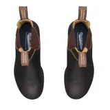 Botas tipo Chelsea Blundstone modelo 500, confeccionadas en cuero premium color marrón oscuro. Presentan elásticos laterales en tono marrón, tiradores en la parte superior y suela de TPU de alta durabilidad con tecnología de amortiguación en el talón.