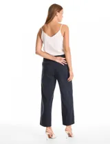 Pantalón de corte wide leg y largo cropped, color azul marino con diseño de micro-rayas verticales. Presenta cintura ancha estilo pull-on, bolsillos laterales discretos y dobladillo ancho en el ruedo.