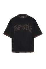 Remera negra de corte cuadrado con cuello redondo y mangas cortas. Estampado frontal con la palabra "Bestia" en tipografía gótica color marrón.