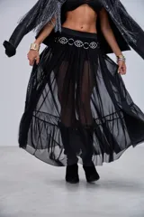 Pollera larga de microtul negro, con cintura elástica y detalles de aros metálicos y tachas.