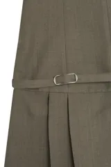 Vestido corto sin mangas color gris verdoso, confeccionado en tejido estructurado. Presenta un escote redondo, diseño ajustado en la parte superior y falda con tablas. Incluye un cinturón fino con hebilla metálica a la altura de la cadera.