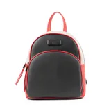 Mochila negra con detalles en rojo y blanco, confeccionada en símil cuero. Tiene un compartimento principal con cierre, un bolsillo interno con cierre y dos bolsillos abiertos, además de un bolsillo externo con cierre. Las correas son regulables y los herrajes son plateados.