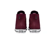 Championes Converse Chuck Taylor All Star de lona color bordo con caña alta, cordones negros y suela blanca con detalles en negro.