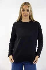 Buzo largo tejido de color negro, con cuello redondo y mangas largas con puños acanalados.