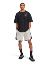 Short de básquetbol confeccionado en tejido de malla transpirable, con diseño bicolor en blanco y negro. Presenta cintura elástica con cordón ajustable, bolsillos laterales y detalle de logotipo en relieve de chenilla en la pierna.