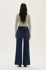 Remera de manga larga a rayas horizontales marrones y blancas, con cuello redondo y corte holgado.