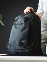 Mochila urbana Terrano color negro, con diseño minimalista y estructura resistente. Cuenta con tres compartimentos con cierre, espacio interior acolchado para laptop y cinta posterior para enganchar a valijas.