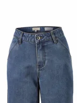 Jeans Roots de tiro medio y pierna recta, color celeste, con franja lateral decorada con bordado artesanal oscuro. Cuenta con cierre de botón y bolsillos delanteros y traseros.