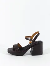 Sandalia de cuero color marrón con textura tipo cocodrilo, plataforma delantera y taco cuadrado alto.