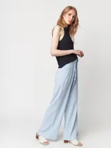 Pantalón palazo a cuadros celestes y blancos, con tiro alto y elástico en la cintura.