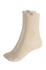 Medias clásicas color beige.