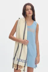 Vestido corto sin mangas color salmón, de corte recto y holgado, con efecto lavado y estampa frontal con la inscripción 'PASTICHE'.