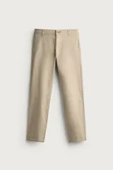 Pantalón chino skinny fit color gris oscuro, confeccionado en mezcla de algodón con elasticidad. Cuenta con bolsillos frontales, bolsillos traseros de vivo y cierre frontal con cremallera y botón.