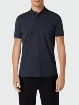 Remera polo de piqué color azul marino de corte regular, con mangas cortas, cuello clásico y tapeta con dos botones. Cuenta con el logo de la marca bordado sutilmente en el pecho.