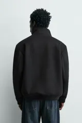 Cazadora de corte regular fit confeccionada en tejido de mezcla de lana y cashmere. Presenta cuello subido, cierre frontal con cremallera, bolsillos de plastrón con solapa en la parte frontal y acabados en rib en puños y bajo.