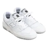 Championes urbanos New Balance modelo 550, color blanco con detalles en gris claro. Presentan un diseño de silueta baja inspirado en el básquet de los años 80, con empeine de cuero sintético y suela de caucho.
