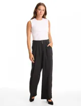 Pantalón palazzo de tiro alto en color verde militar, con diseño de doble abotonadura frontal, pinzas en la cintura y pierna ancha. Cuenta con cintura elástica en la parte posterior para mayor ajuste y bolsillos laterales funcionales.