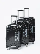 Valija rígida de viaje color negro con diseño geométrico en relieve, manija telescópica y cuatro ruedas con giro de 360°.