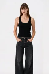Musculosa de algodón color negro, con diseño acanalado, cuello redondo y tirantes anchos, ajustada al cuerpo.