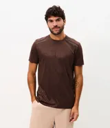 Remera deportiva masculina Get Over con tecnología dry, de corte regular y cuello redondo, manga corta y diseño texturizado con detalles reflectantes en los hombros.