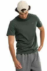 Remera deportiva Lotto de manga corta y color verde oscuro, con cuello redondo y sutil logo estampado al tono en el pecho.