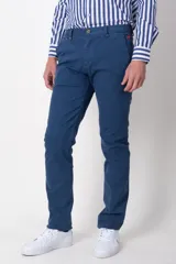 Pantalón de algodón color azul, de corte slim fit, con bolsillos laterales y trabillas para cinturón.