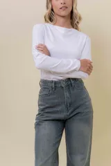 Jean de denim gris con calce ancho (wide leg) y tiro medio-alto. Presenta un detalle sutil de strass a lo largo de la tela.