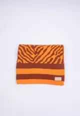 Bufanda rectangular de tejido de punto con diseño de jacquard de cebra en tonos naranja y marrón.