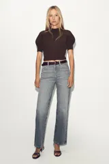 Jersey de punto marrón oscuro, cuello redondo y manga corta, con diseño de punto acanalado y detalles en punto diamante en el torso.