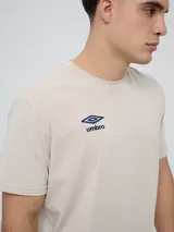 Remera deportiva Umbro modelo Melt de color azul marino, con cuello redondo, mangas cortas y logo bordado en el pecho.